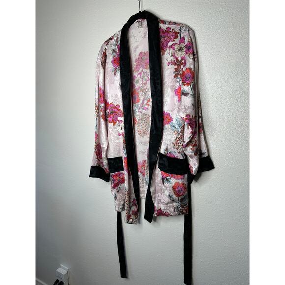 Free People Intimately Pale Pink Cream Multicolor Floral Kimono Bathrobe XS - Picture 4 of 15